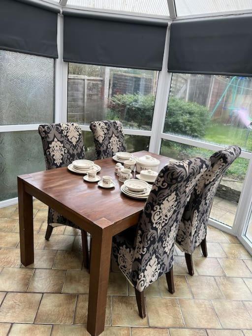 Treetops - Sleeps 8 Entire House Private Parking Close To Town Centre And Stadium Wigan Exterior photo