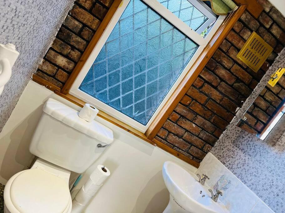 Treetops - Sleeps 8 Entire House Private Parking Close To Town Centre And Stadium Wigan Exterior photo