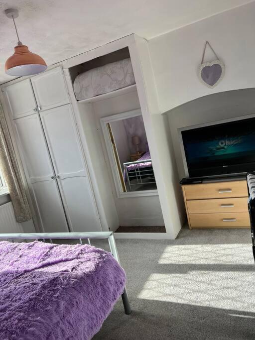 Treetops - Sleeps 8 Entire House Private Parking Close To Town Centre And Stadium Wigan Exterior photo